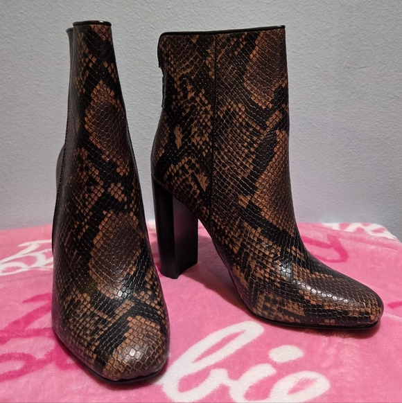 Aqua Women's Soren Brown Leather Block Heel Ankle Boot, Size 6.5 - Picture 3 of 11